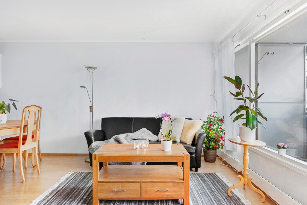 Store vindusflater i stuen slipper inn rikelig med naturlig lys. Galleribilde