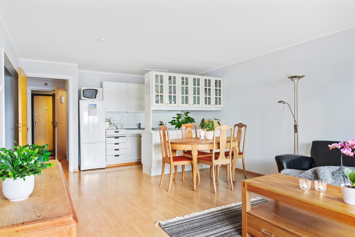 God plass til spisebord og tv/sofagruppe. Galleribilde