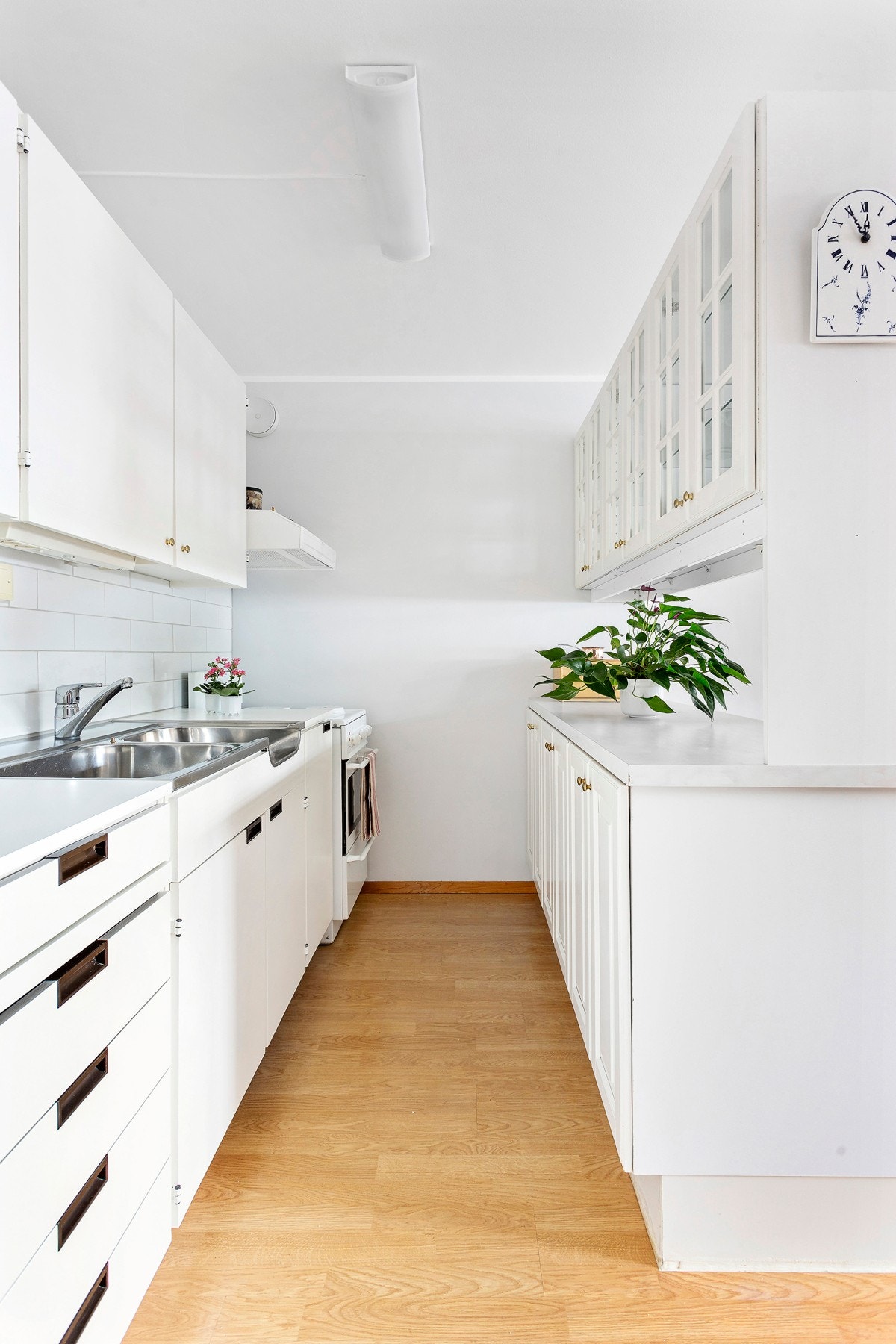 Fronter på kjøkkenskap og skuffer ble malt i år. Galleribilde