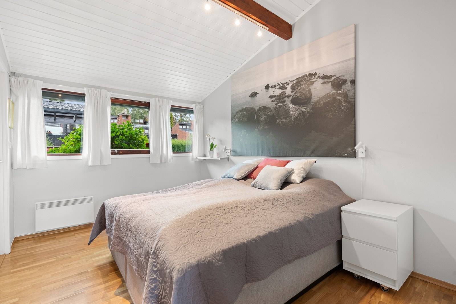 Hovedsoverom med tilliggende walk-in closet, samt skyvedørsgarderobe Galleribilde