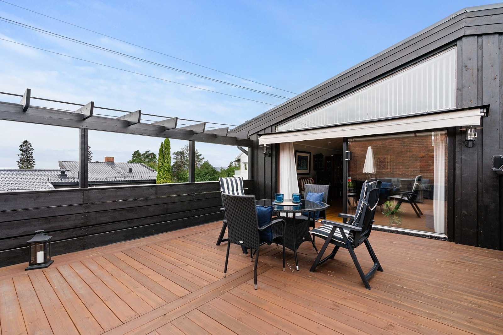 Stor, solrik og skjermet atrium på ca. 40 kvm. som fungerer som en flott og skjermet utvidelse av stuen på sommerstid. Her er det god plass til både lounge, sittegrupper og grill. Alt som trengs for å nyte sommerhalvåret. Motorisert markise ved terrasse Galleribilde