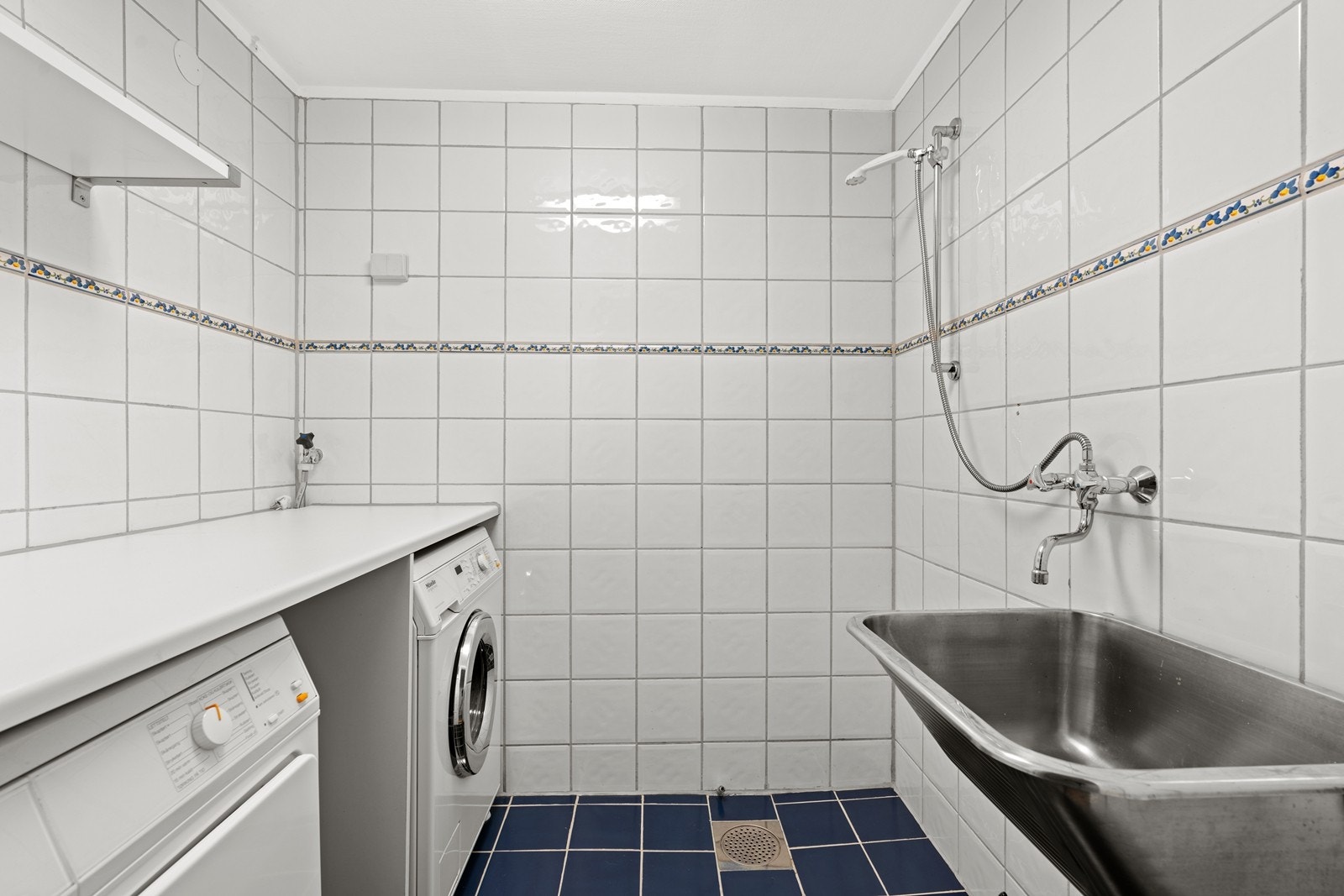 Praktisk med separat vaskerom som har varme og sluk i gulv. Ligger vegg i vegg med WC Galleribilde