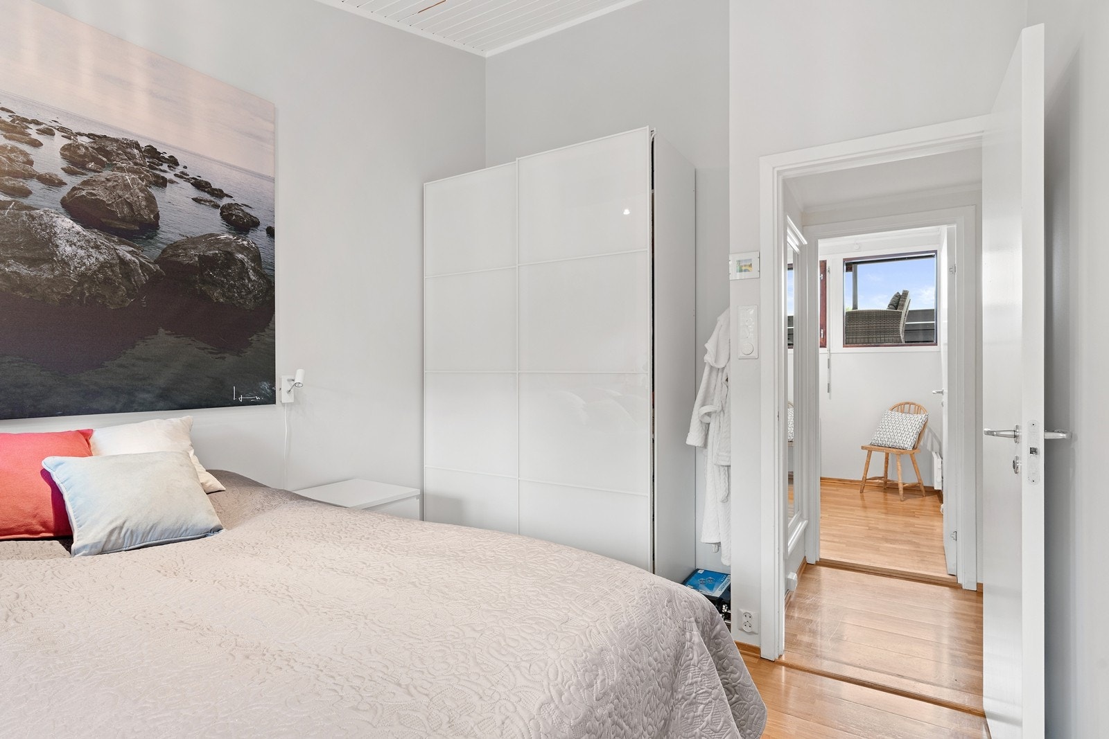 Hovedsoverom med tilliggende walk-in closet, samt skyvedørsgarderobe Galleribilde