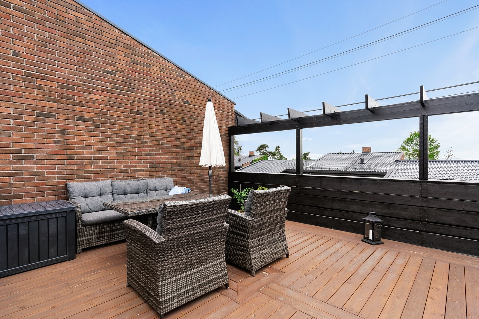 Stor, solrik og skjermet atrium på ca. 40 kvm. som fungerer som en flott og skjermet utvidelse av stuen på sommerstid. Her er det god plass til både lounge, sittegrupper og grill. Alt som trengs for å nyte sommerhalvåret. Motorisert markise ved terrasse Galleribilde