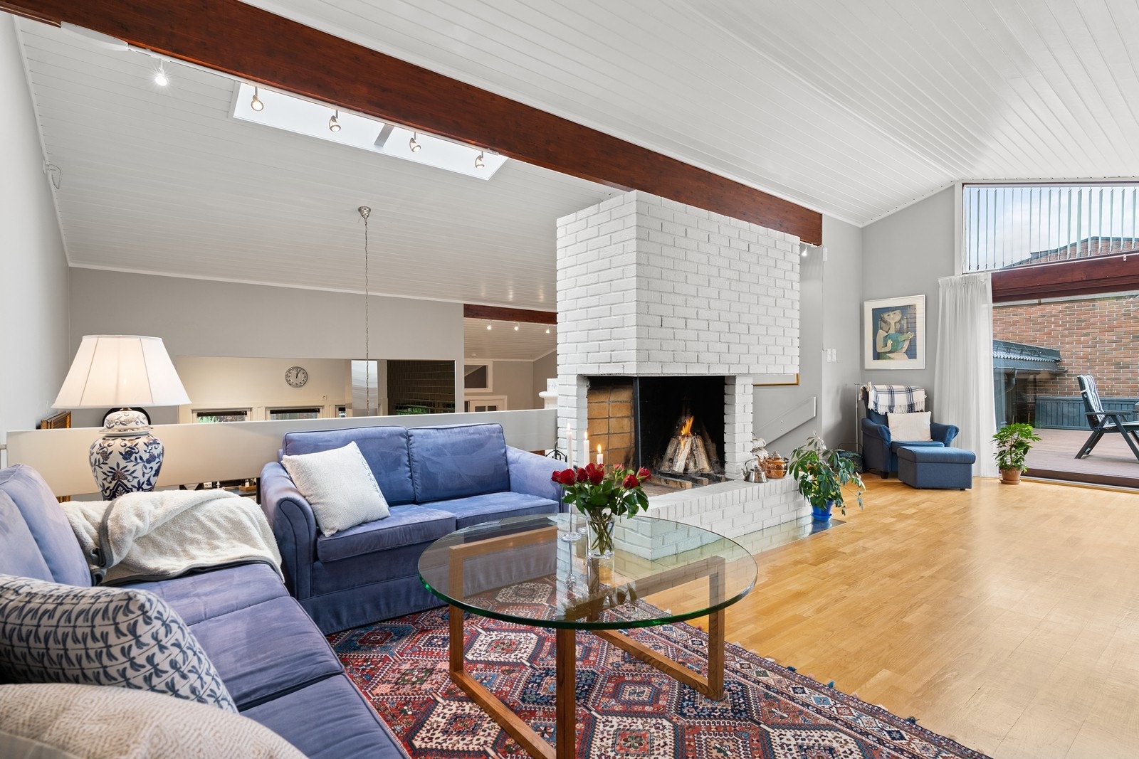 Stor stue med særdeles god takhøyde. Den åpne peisen gir ekstra hygge og varme på kalde høst- og vinterkvelder. Fra stuen er det utgang til solrik og skjermet atrium på ca. 40 kvm. Galleribilde