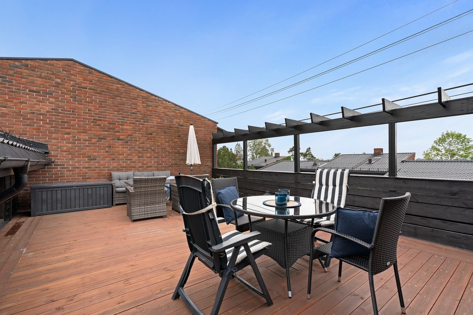 Stor, solrik og skjermet atrium på ca. 40 kvm. som fungerer som en flott og skjermet utvidelse av stuen på sommerstid. Her er det god plass til både lounge, sittegrupper og grill. Alt som trengs for å nyte sommerhalvåret. Motorisert markise ved terrasse Galleribilde