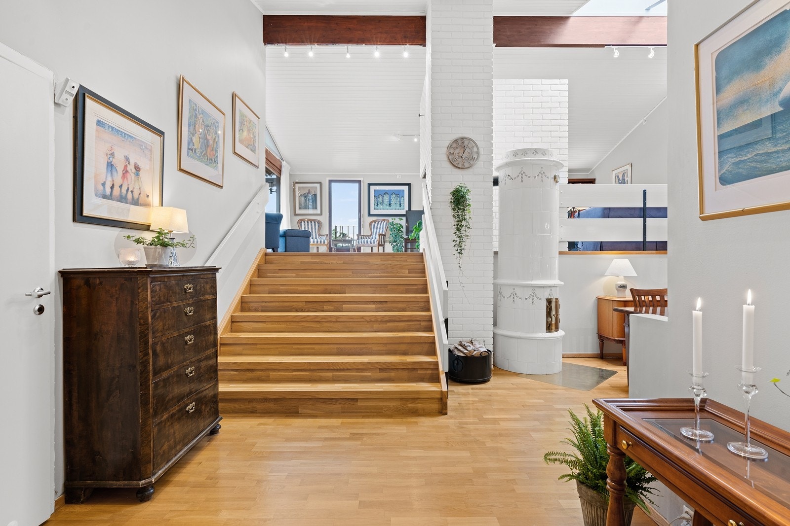 Hall med få trapper opp til stue Galleribilde