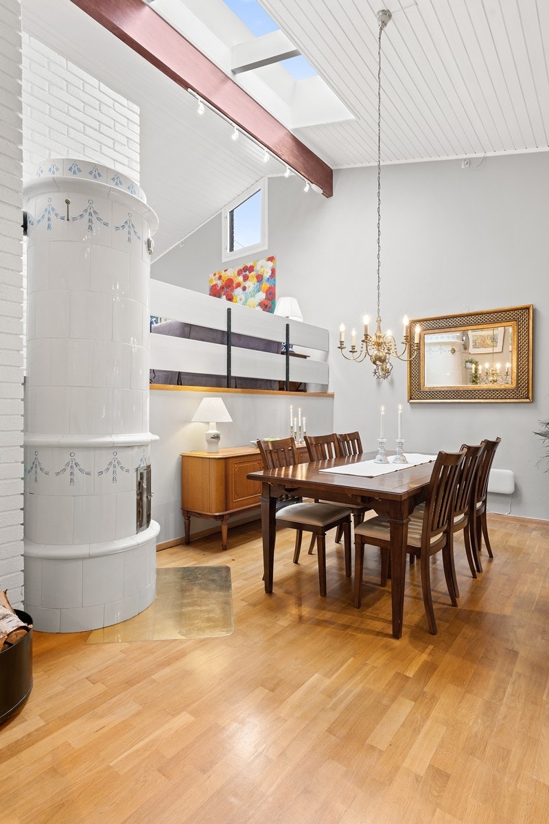 Nydelig kakelovn i spisestuen Galleribilde