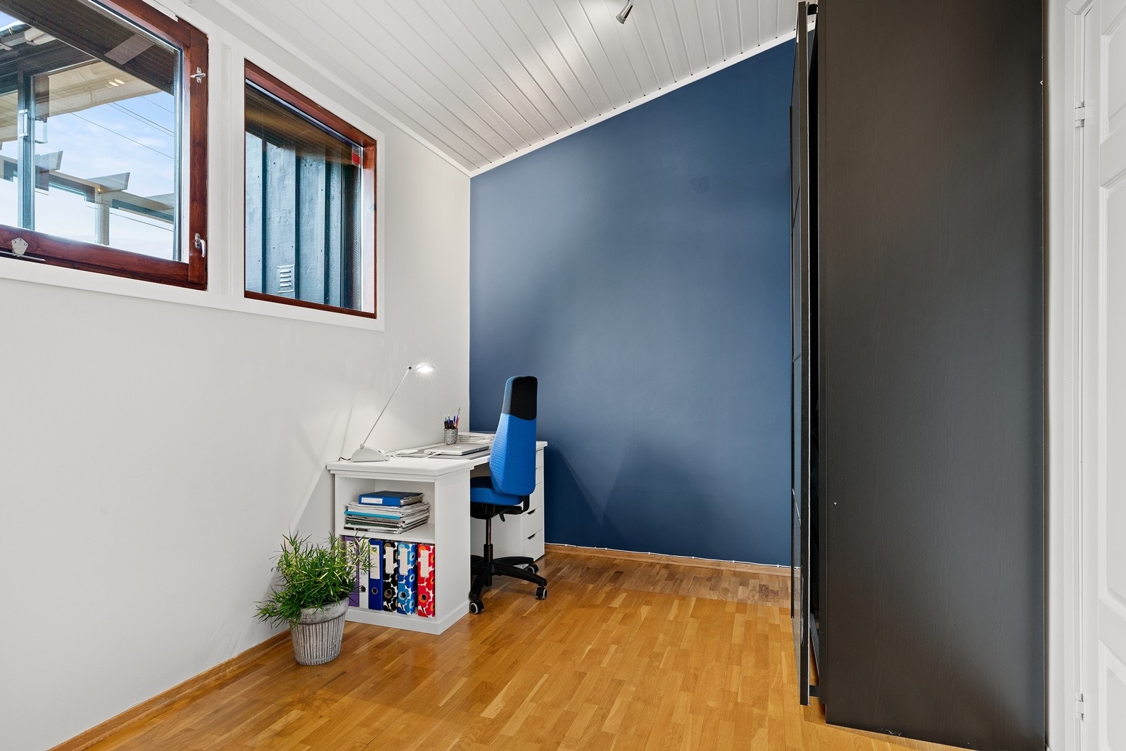 Soverom 3 av 3 - kan med enkelhet deles inn slik at man får totalt 4 soverom Galleribilde