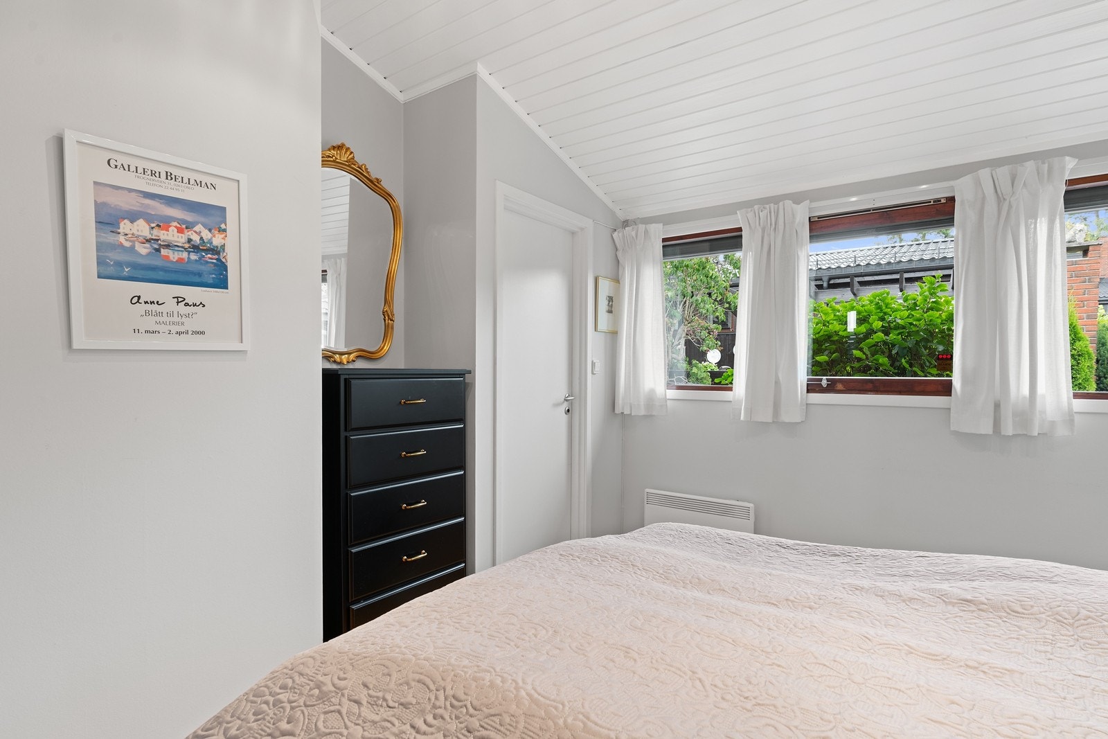 Hovedsoverom med tilliggende walk-in closet, samt skyvedørsgarderobe Galleribilde