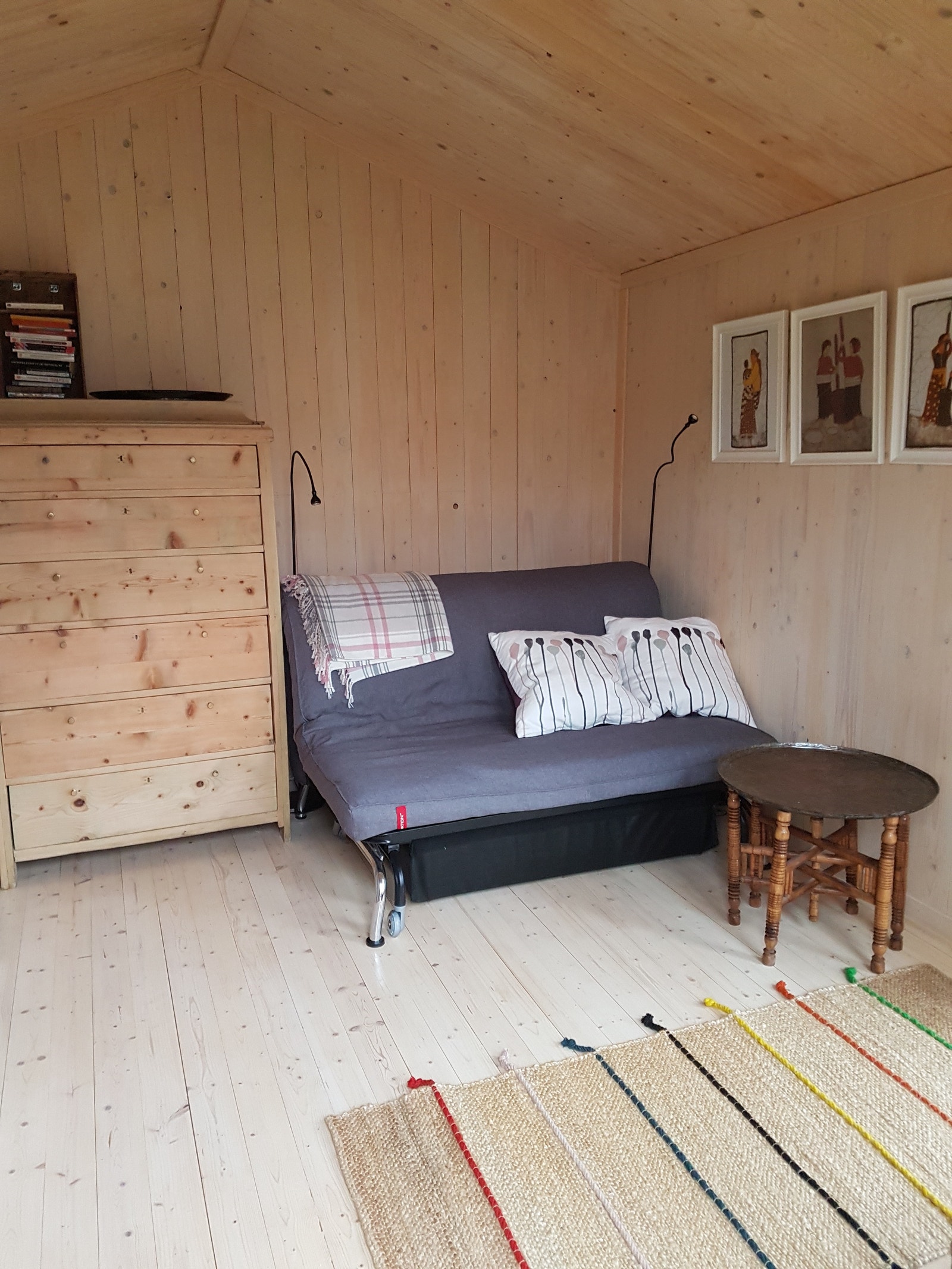 Trivelig sommerstue i hagen Galleribilde