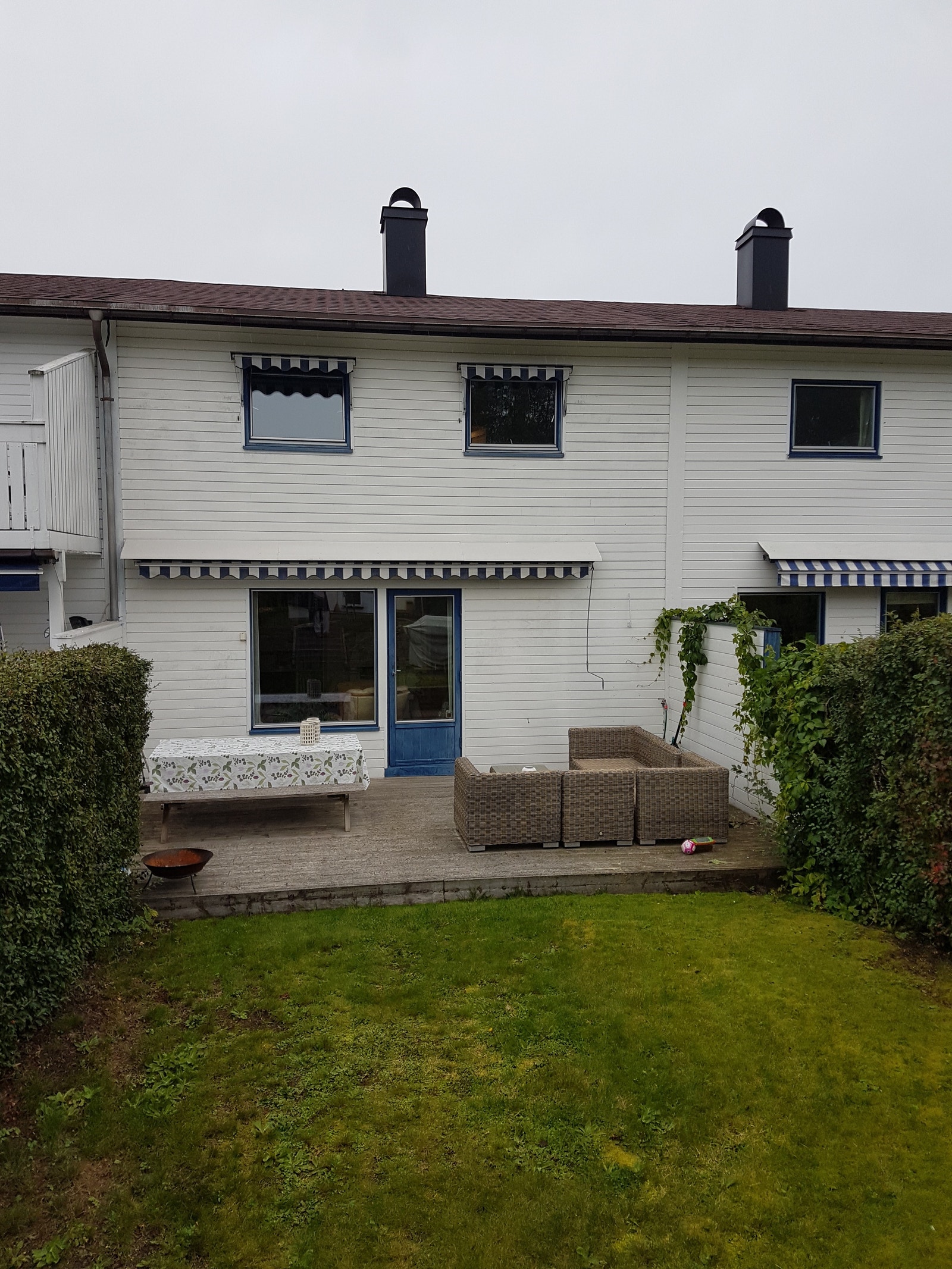 Huset sett fra hagen Galleribilde