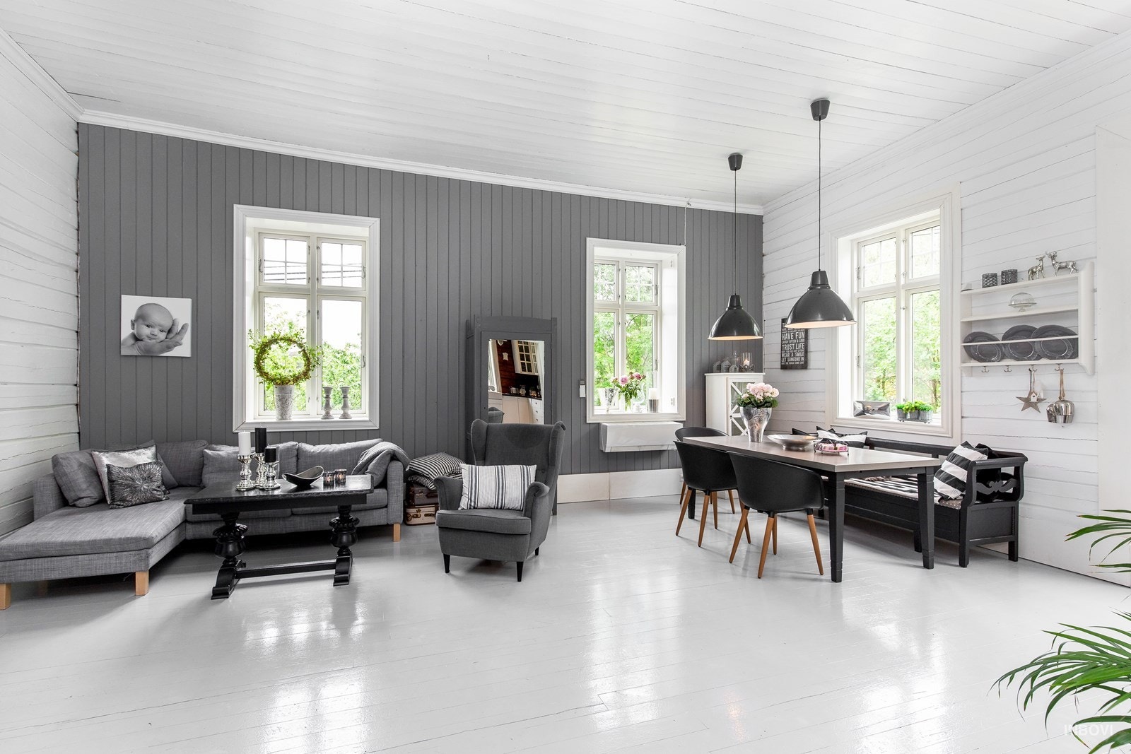 Romslig stue med god plass for sofagruppe og spisestue Galleribilde