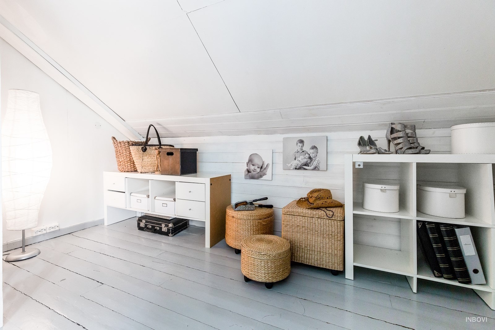 Walk in closet på innsiden av hovedsoverommet Galleribilde