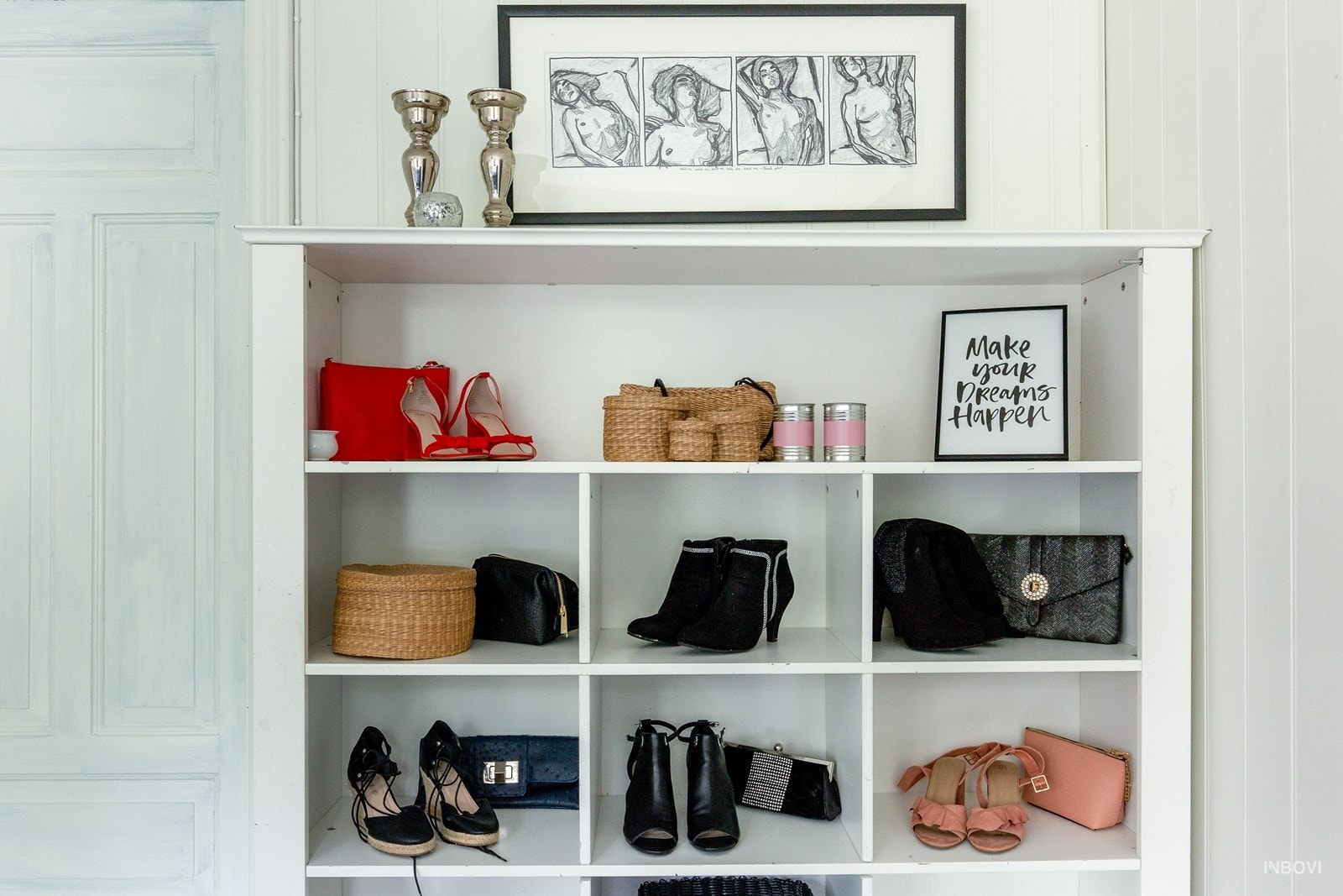 Walk in closet på innsiden av hovedsoverommet Galleribilde