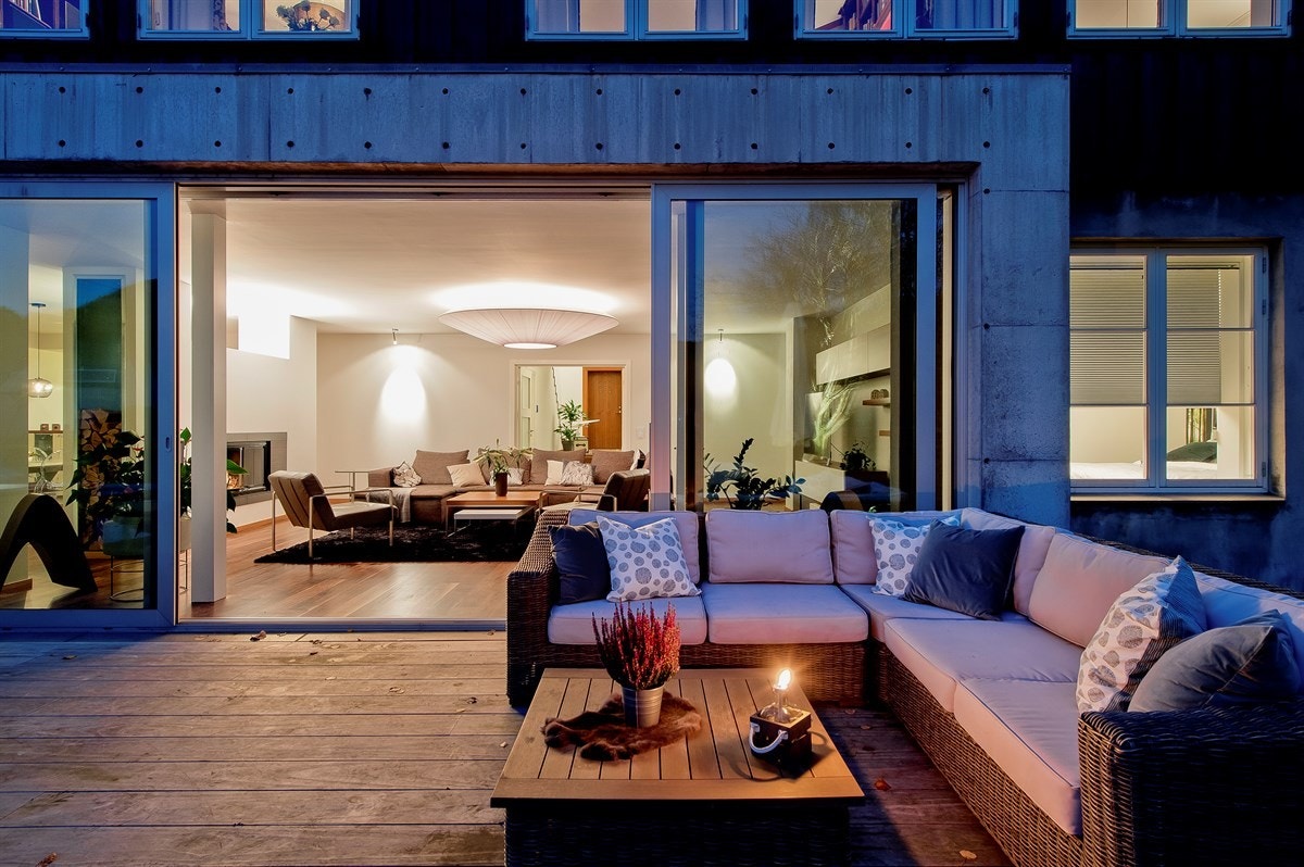 Fra stuen, solstuen og bassenghuset er det utgang til en stor terrasse. Galleribilde