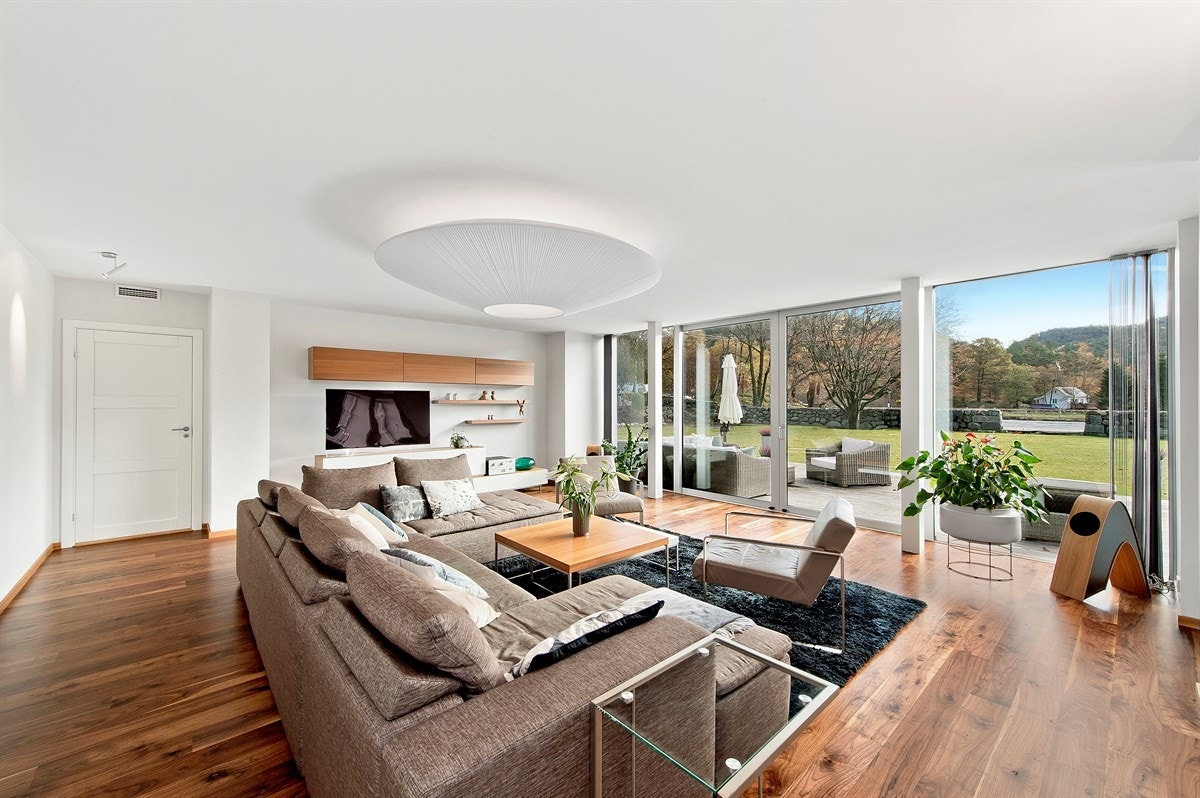 Utsikten er upåklagelig, mot en skjermet og parkmessig opparbeidet hage. Galleribilde