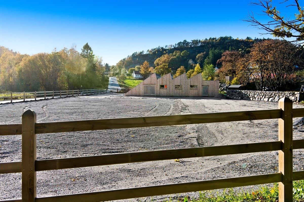 Ridebane og paddocker - dette er rett og slett en hesteeiers drøm! Galleribilde