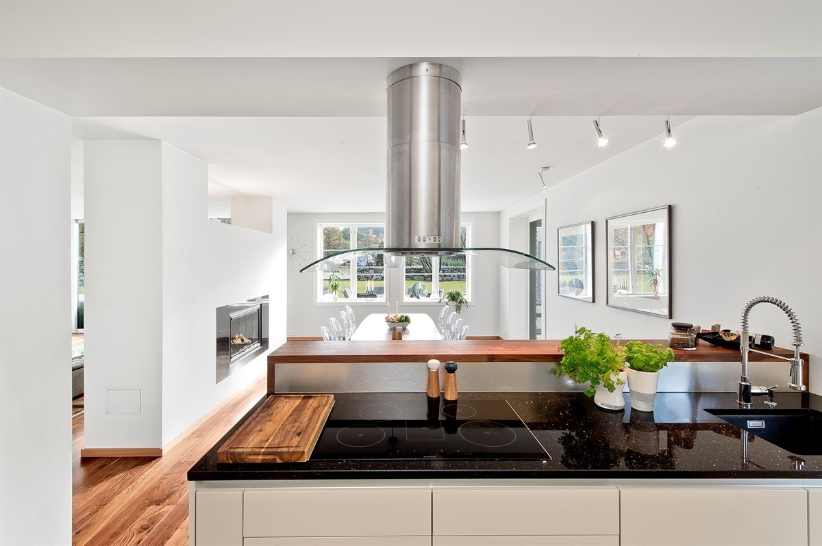 Boligen har et lekkert kjøkken med takhøy innredning. Galleribilde