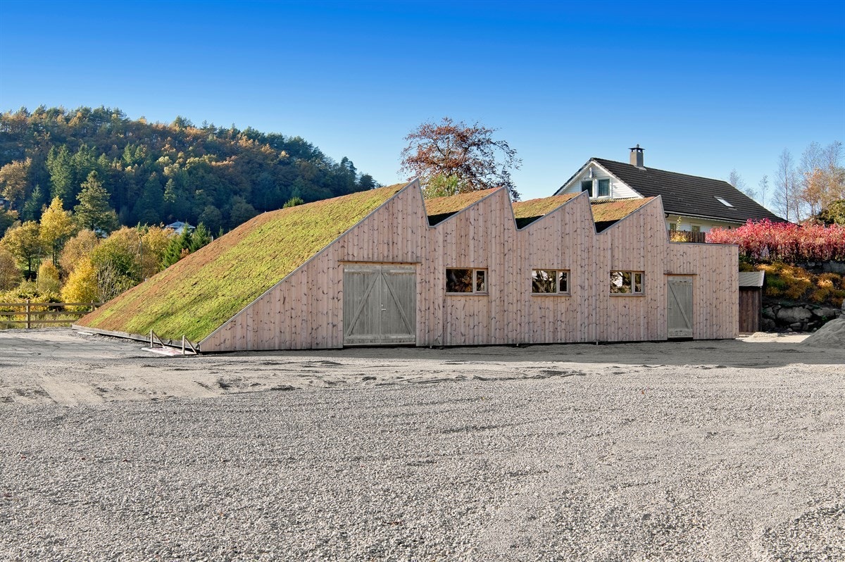 Det tilhører en nyoppført stall (uinnredet)l med unik arkitektur på ca. 160 kvm. Galleribilde