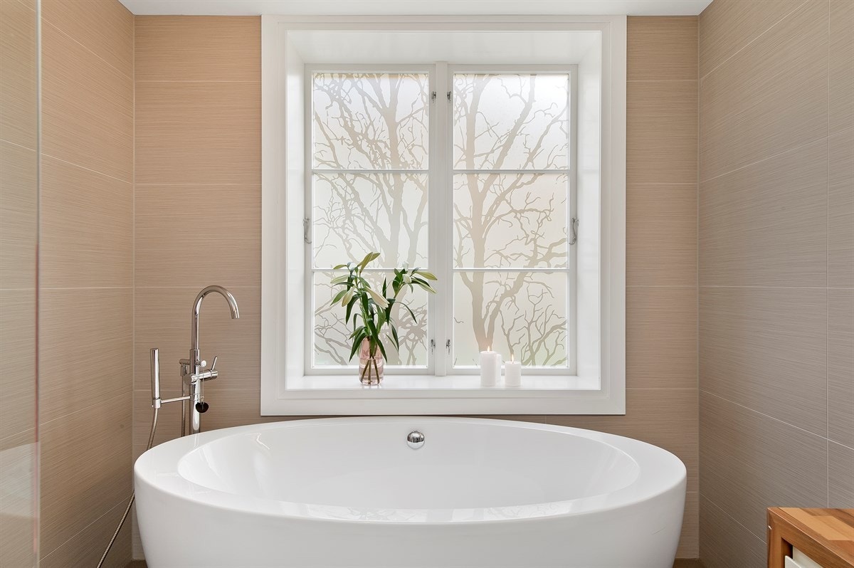 Rommet har også gulvvarme, downlights og et deilig, frittstående badekar. Galleribilde