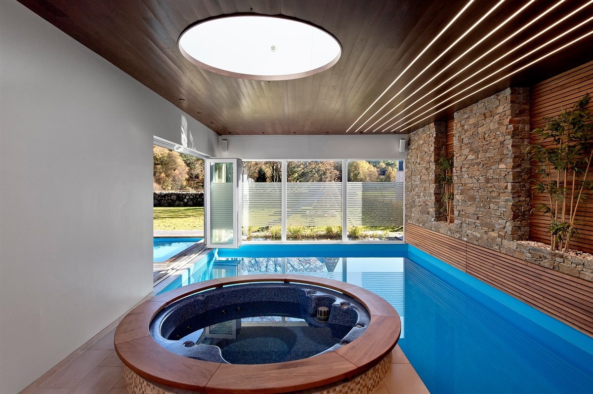 Innendørs basseng og jacuzzi. Galleribilde
