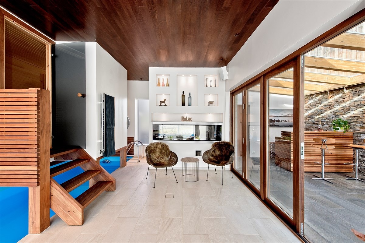 Mellom boligen og bassengrommet er det et nyoppført solrom/vinterhage. Galleribilde