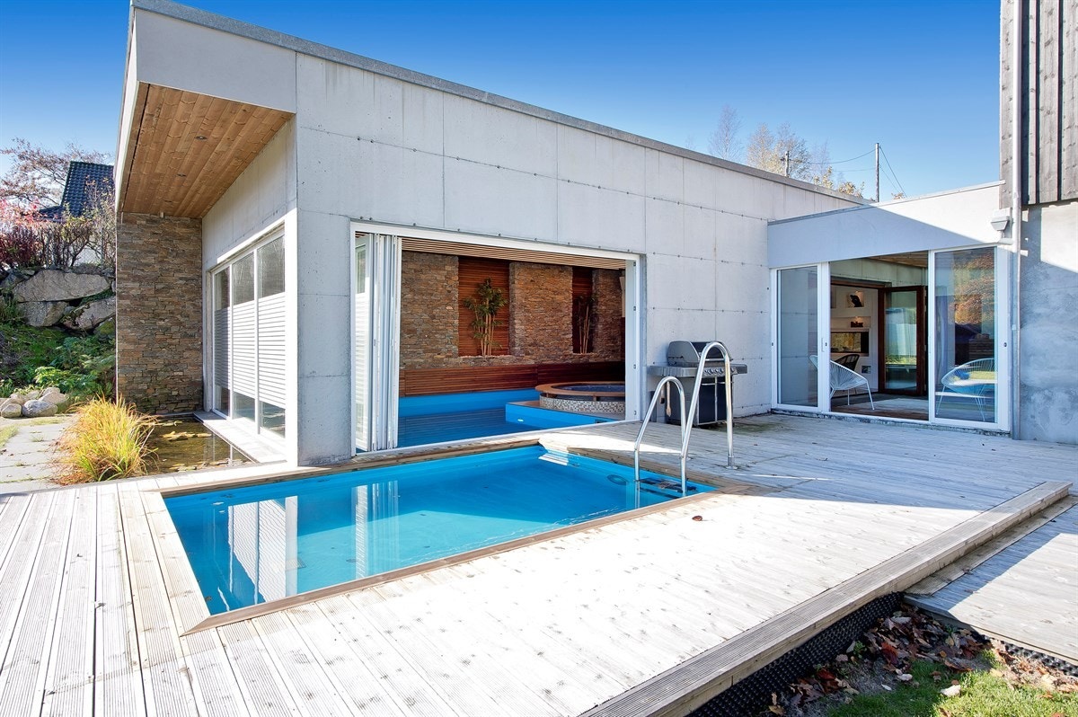 I tillegg er det oppført bassenghus med innendørs basseng, jacuzzi, badstue, dusj og wc. Galleribilde