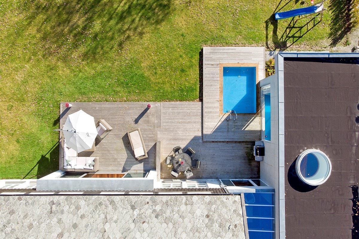 Tomten er på ca. 6 mål og er parkmessig opparbeidet med nydelig hage, solrik terrasse og utendørs basseng . Galleribilde