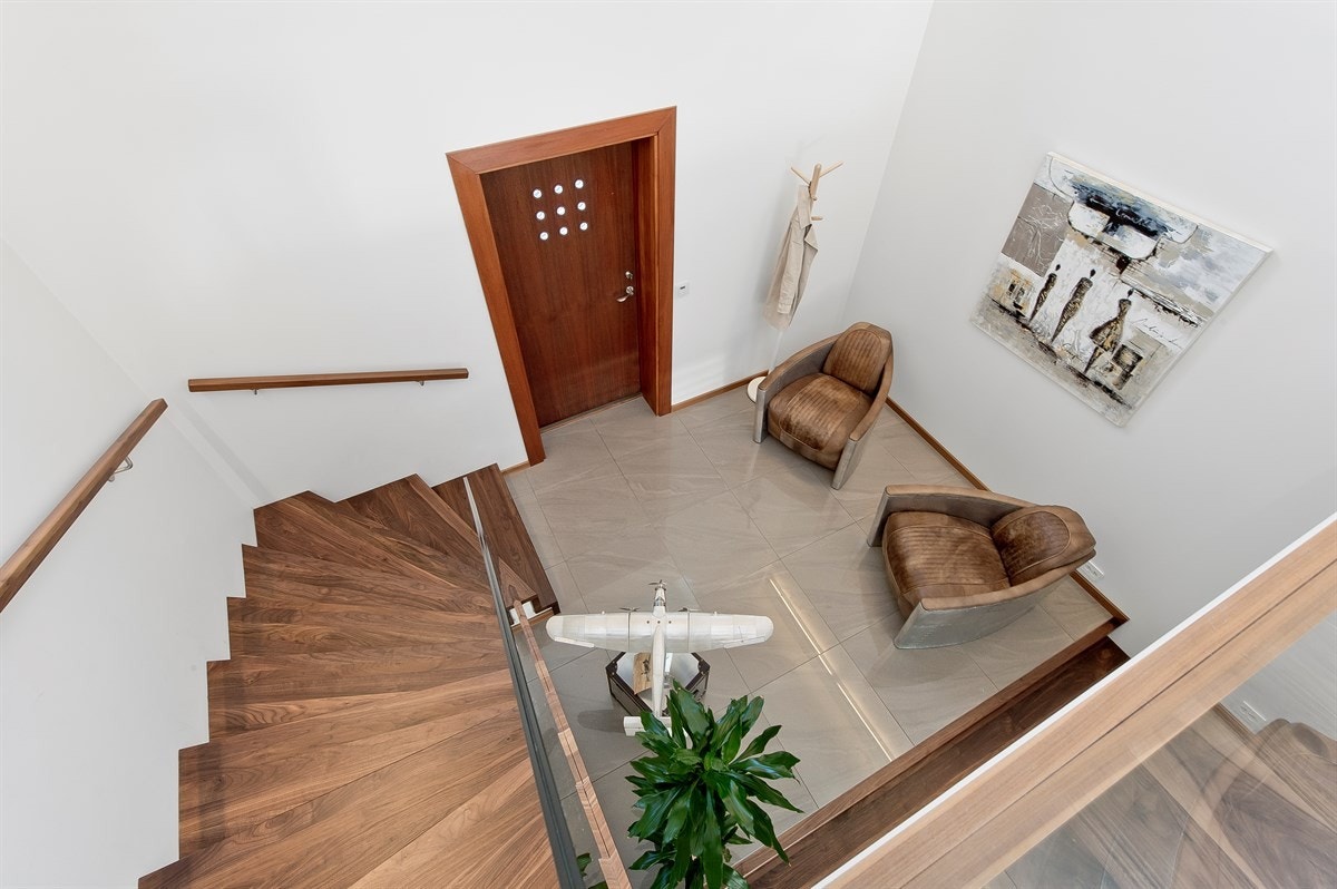 I andre etasje er det glassrekkverk ned, og i tillegg bidrar et stort vindu til en luftig og fin romfølelse. Galleribilde