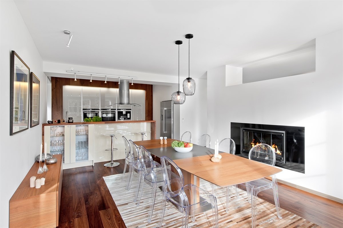 Fra kjøkkenet er det åpent ut mot en romslig spisestue. Galleribilde