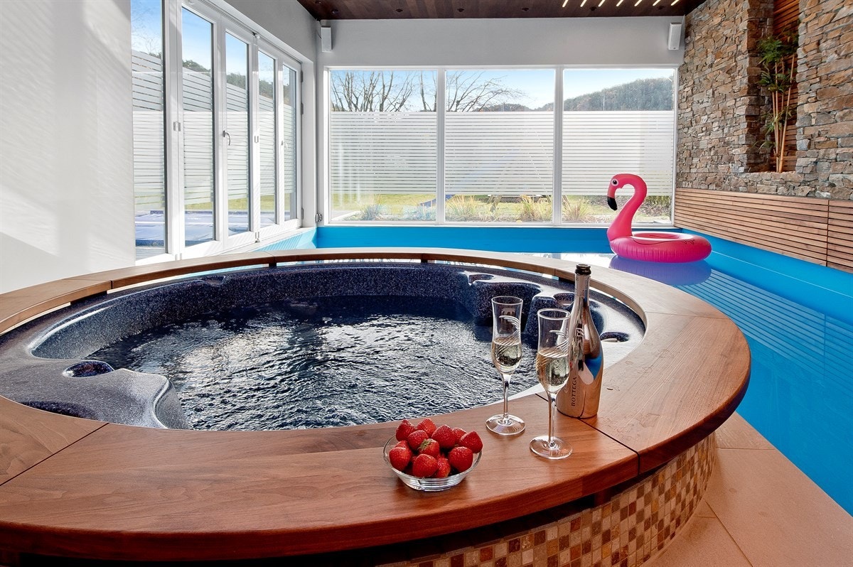 Jacuzzi inne i det flotte bassenghuset Galleribilde