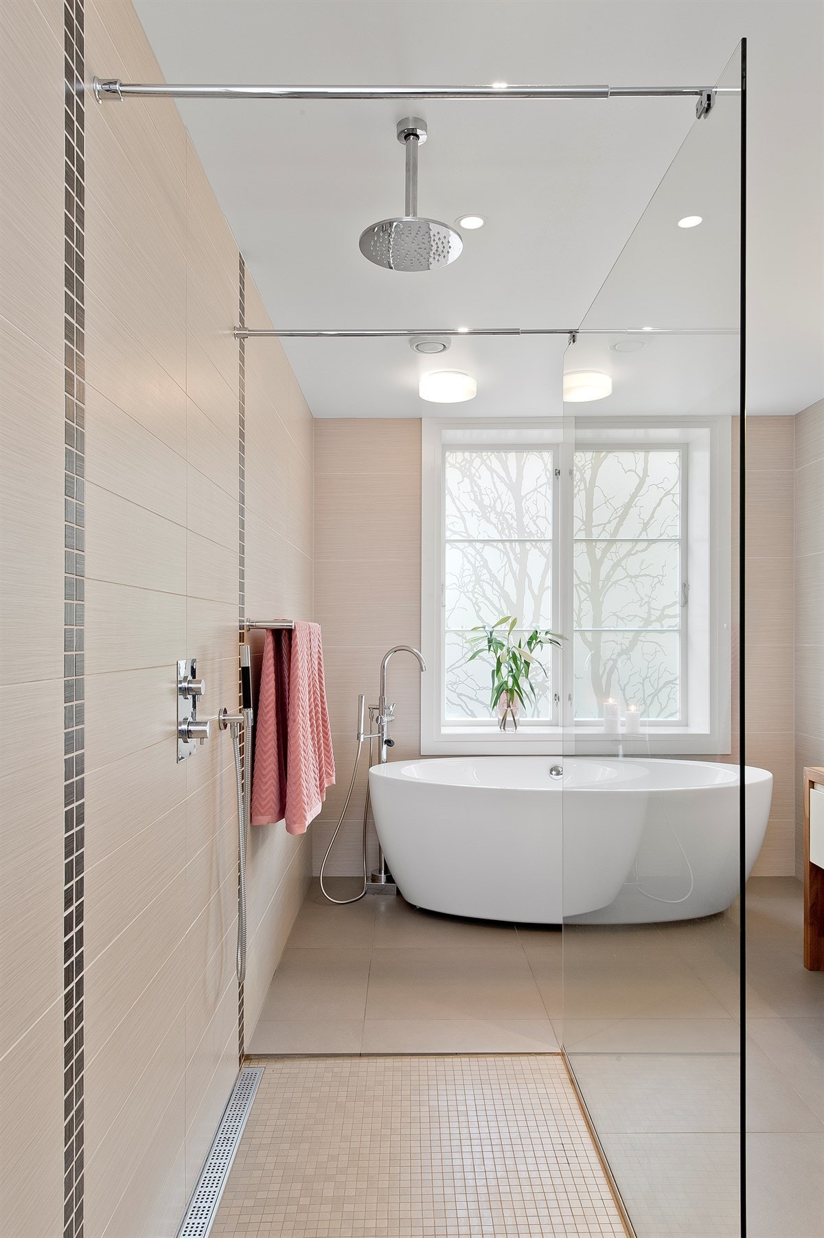 I tillegg er det en romslig dusjnisje med glassvegg og regnfallsdusj. Galleribilde