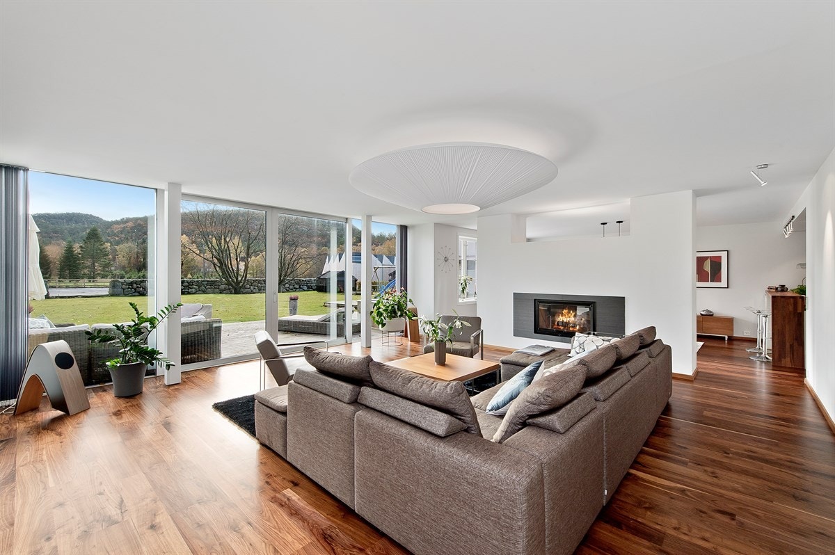 Fra stuen er det delvis åpent inn mot spisestue og kjøkken. Galleribilde