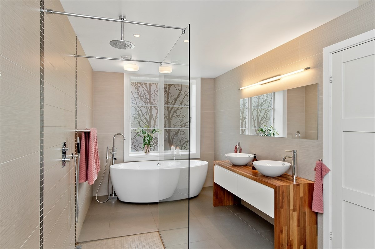 Boligen inneholder tre bad, alle fra 2011. Galleribilde