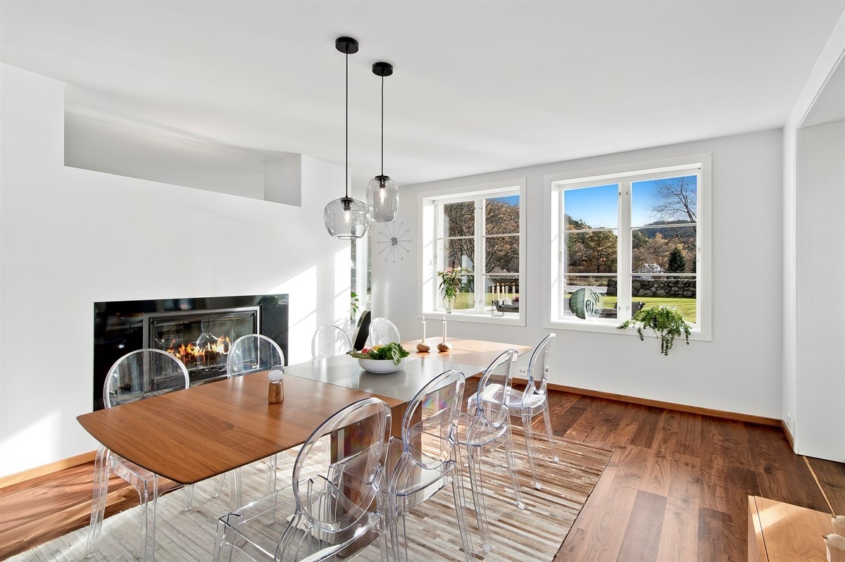 Fra spisestuedelen har du fin utsikt utover hageområdene. Galleribilde