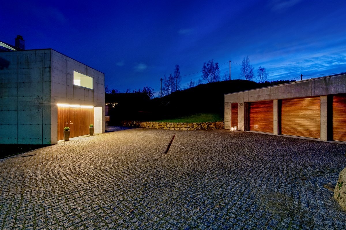 Tomten har steinbelagt gårdsplass (smågatestein) på ca. 500 kvm. Galleribilde