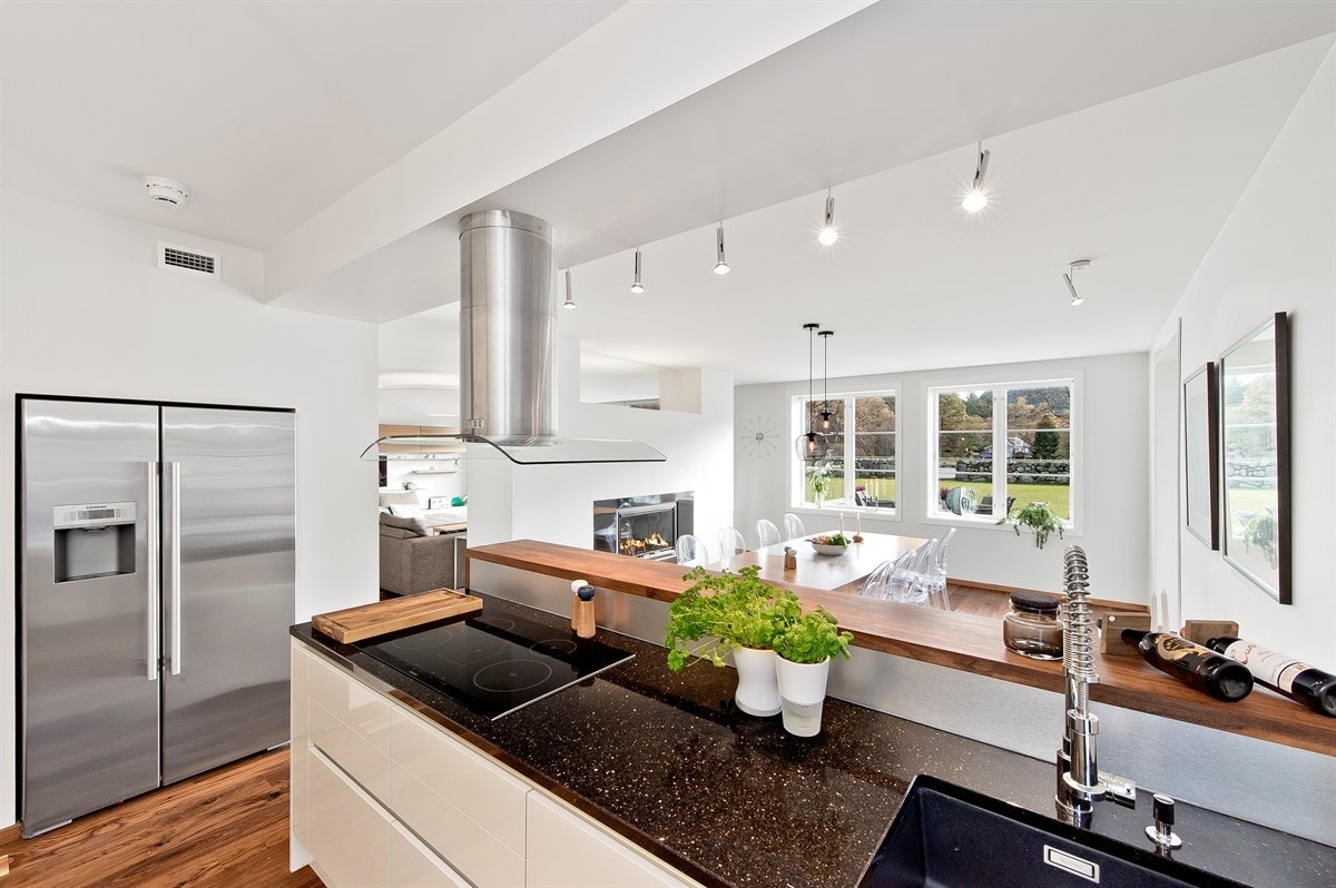 Hvitevarene består av stekeovn, platetopp, mikrobølgeovn, kaffemaskin og oppvaskmaskin. Galleribilde