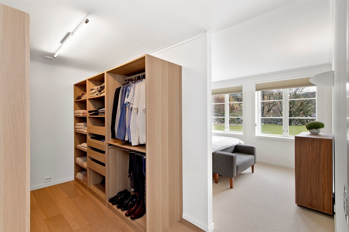 Rommet har et delikat bad og stort walk-in closet. Galleribilde