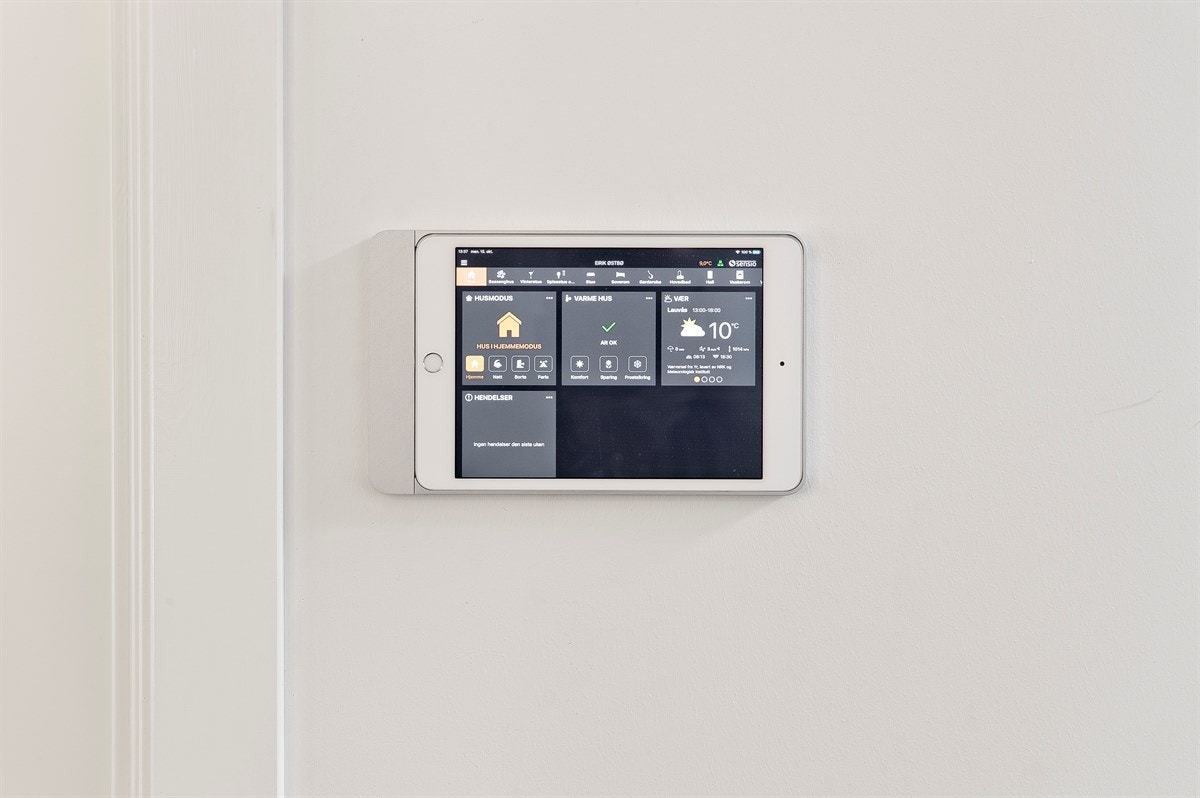 Det er smarthus-system med styring av termostater og lys i hvert rom. Galleribilde