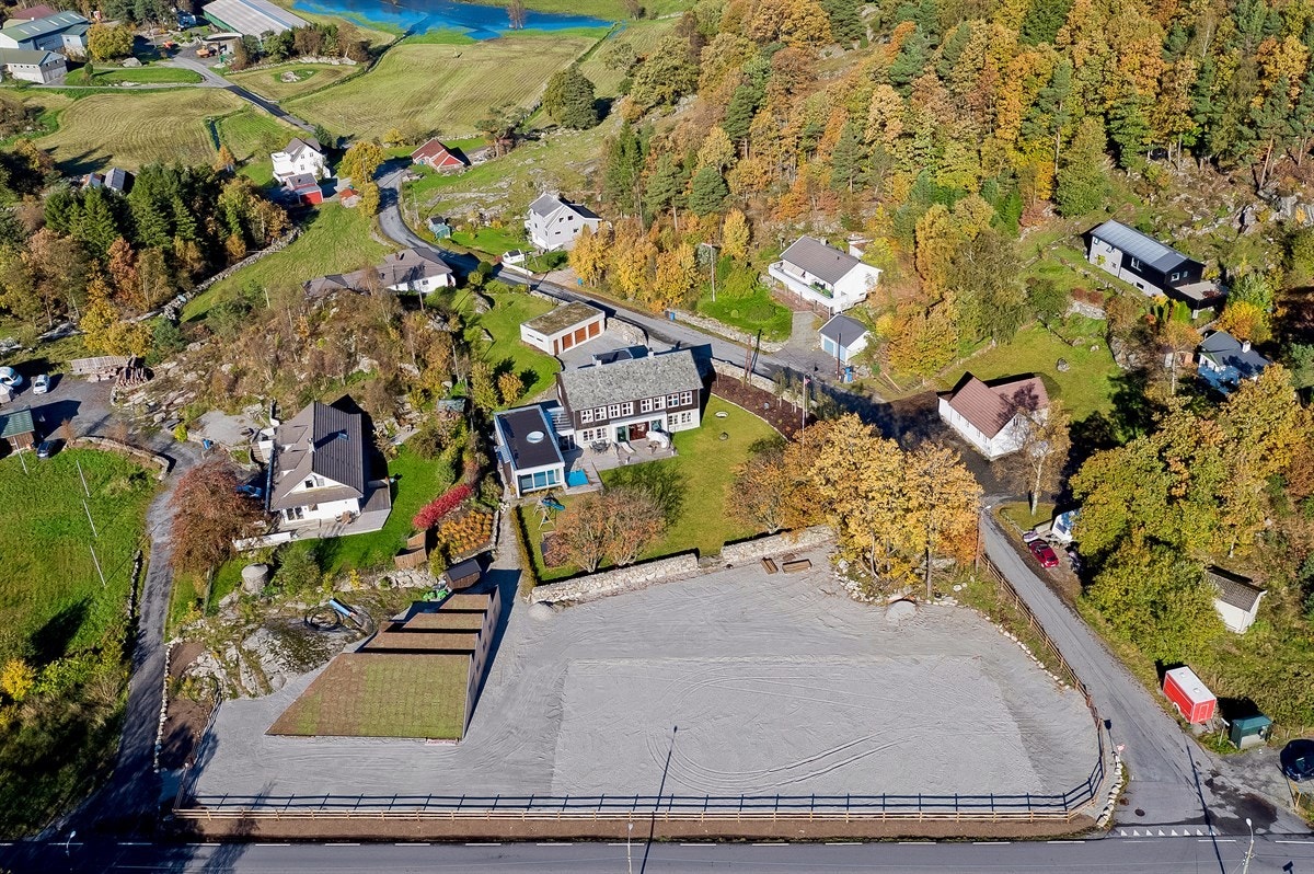 Tomten er på ca. 6 mål. Galleribilde