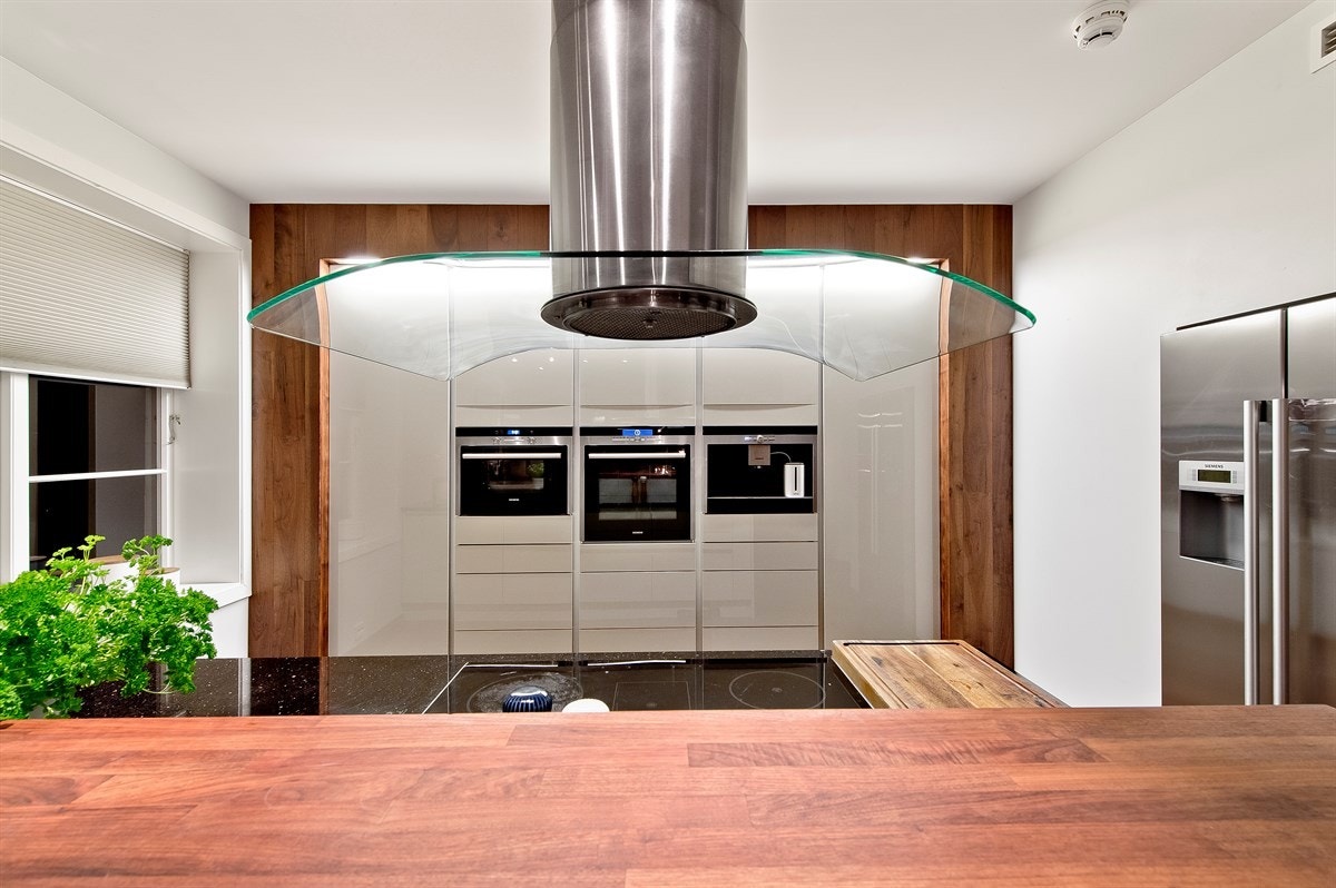 Rommet har også egen nisje for side-by-side kjøleskap. Det er ventilator over kokesonen. Galleribilde