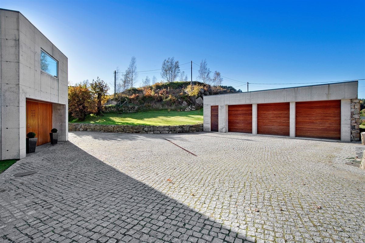 Det er i tillegg parkering i stor, flott garasje med tre porter. Galleribilde