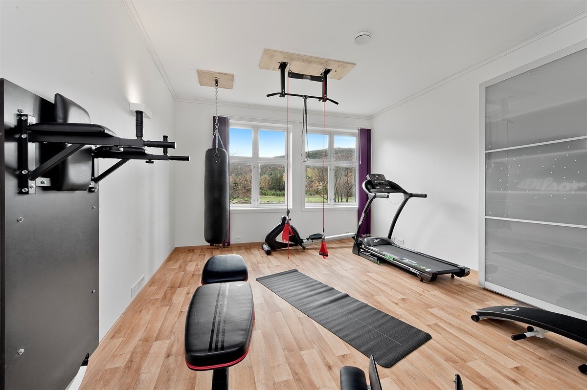 Ett av de største soverommene blir i dag brukt som trimrom. Galleribilde