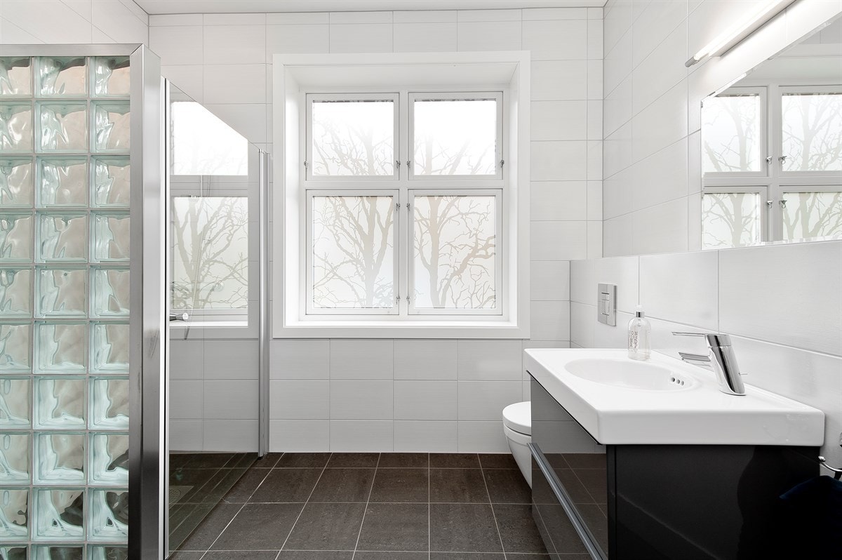 I tillegg er det en romslig dusjnisje med glassvegg og regnfallsdusj. Galleribilde