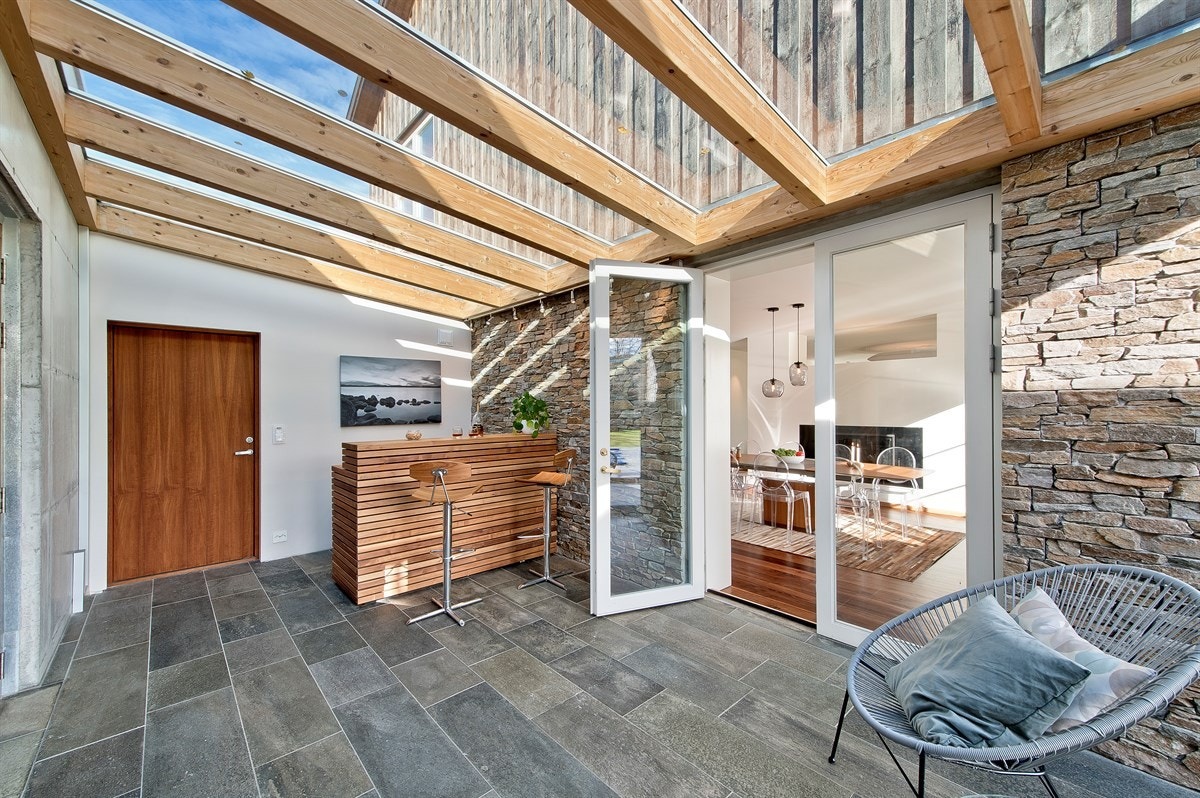 Solstue/vinterhage med stilig bar. Galleribilde