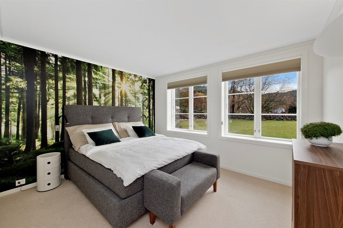 Boligen har til sammen fem flotte soverom, hvorav tre har eget bad. Galleribilde