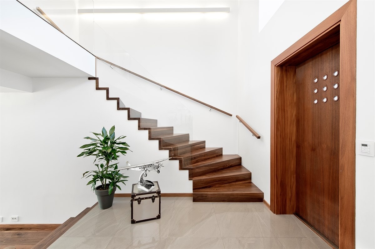 Flott entré/hall med full takhøyde. Galleribilde