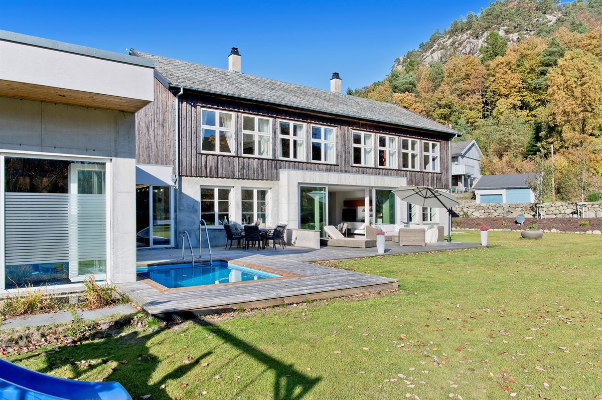 Boligen er fra 1955, men er vesentlig oppgradert og påkostet i løpet av årene. Galleribilde