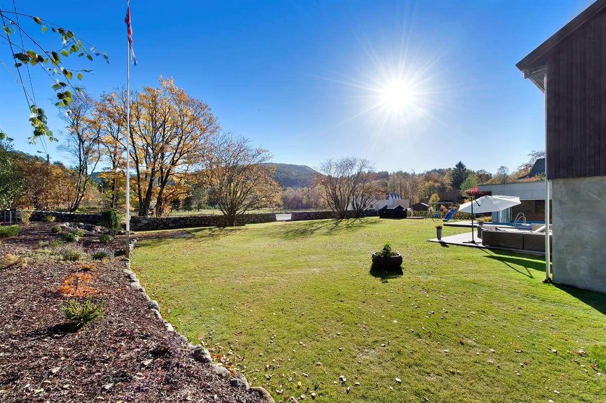 Hagen har plen med rikelig med boltreplass for hele familien. Galleribilde